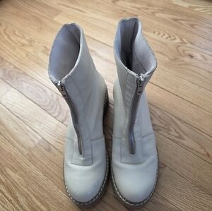 Bertuchi, Zip Front Lug Sole Boots, Ivory, Size 9.5 (41)